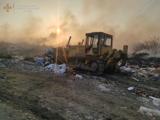 У Тлумачі вже другий день горить сміттєвий полігон ФОТОРЕПОРТАЖ