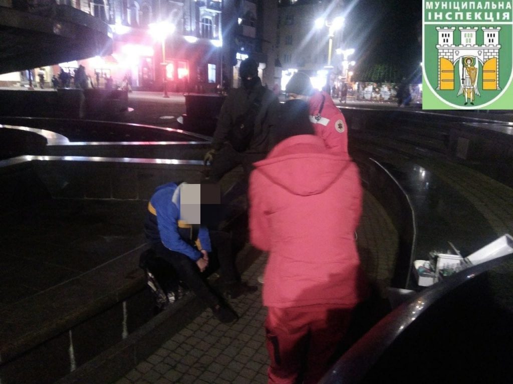 Муніципали витягнули з центрального франківського фонтану сильно п'яного підлітка