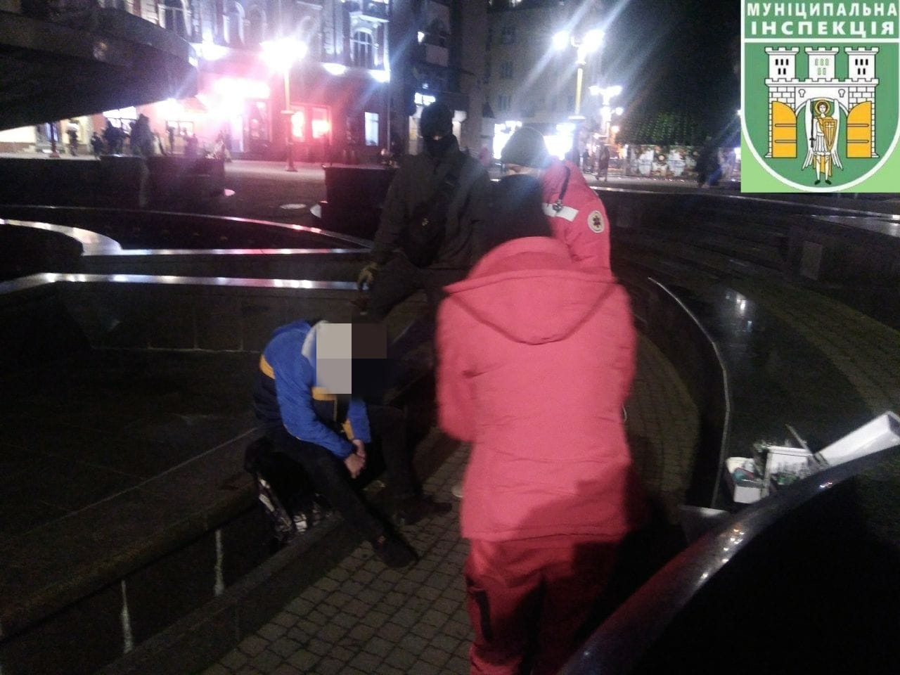 Муніципали витягнули з центрального франківського фонтану сильно п'яного підлітка