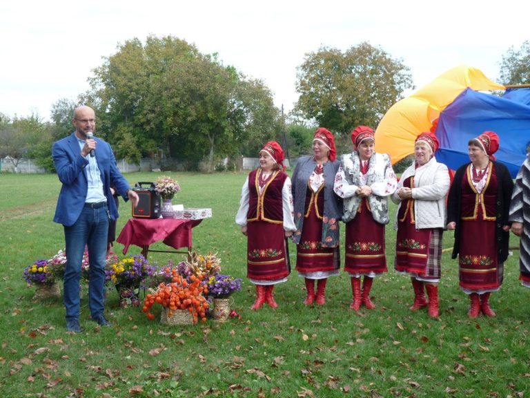 Із алкоголем, короваєм та тренажерами: як нардеп розважав бабусь ФОТО, ВІДЕО