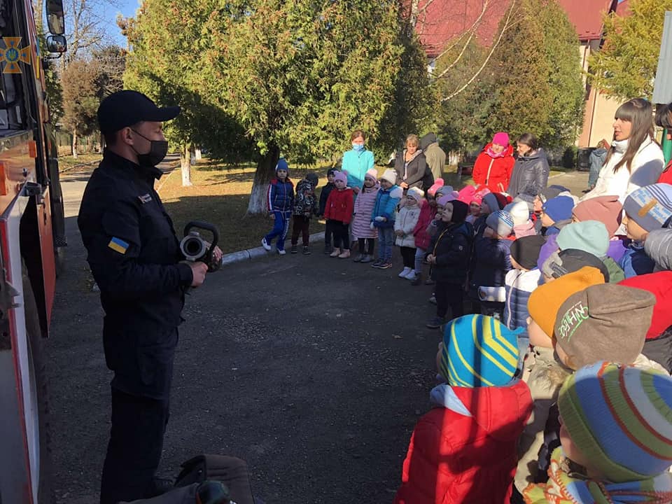 Прикарпатські рятувальники проводять ознайомчі уроки для дітей ФОТО