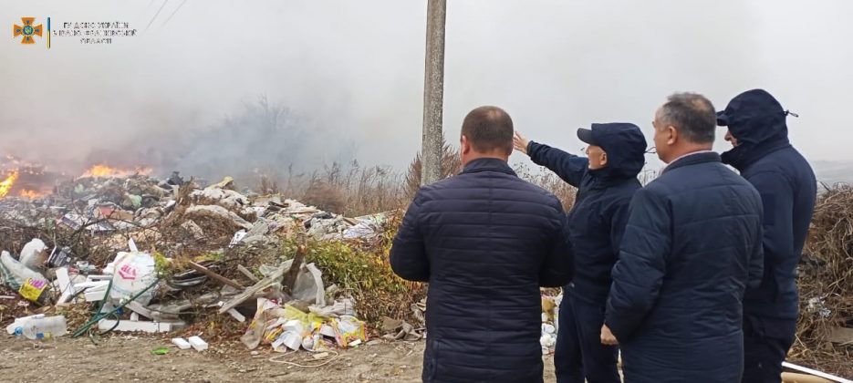 Масштабна пожежа спалахнула на сміттєзвалищі під Тлумачем ФОТО