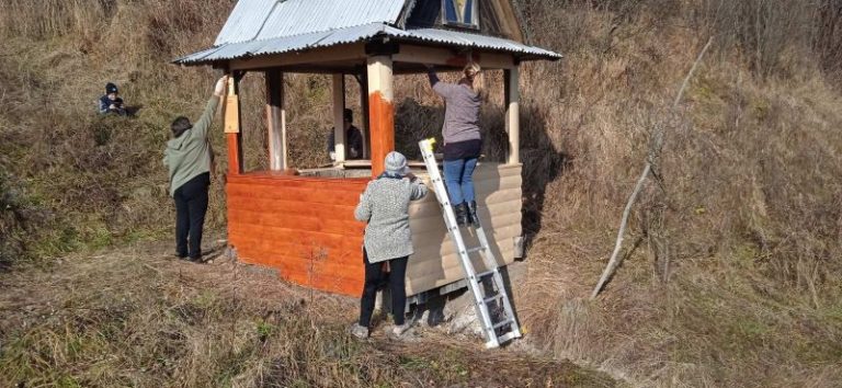 Мешканці села на Коломийщині відреставрували соляну криницю ФОТО