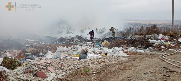 Масштабна пожежа спалахнула на сміттєзвалищі під Тлумачем ФОТО