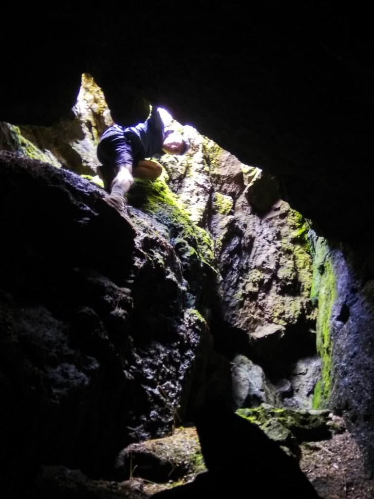 У Карпатах туристи натрапили на досі невідому печеру ФОТО