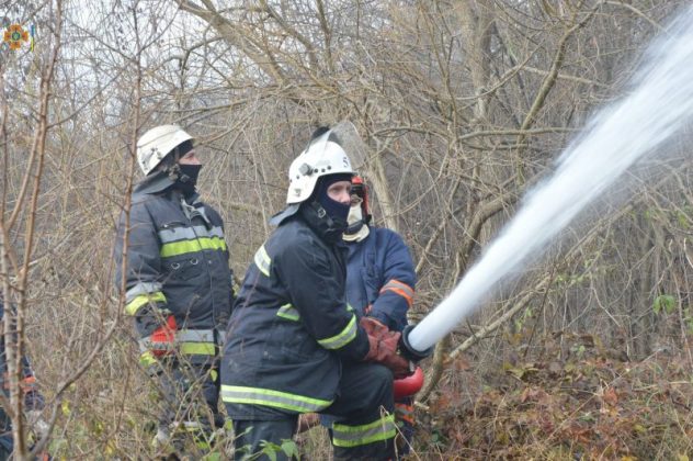 У Тлумачі на сміттєзвалищі й досі не можуть приборкати пожежу ФОТО