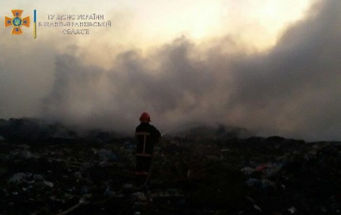 Масштабна пожежа спалахнула на сміттєзвалищі під Тлумачем ФОТО