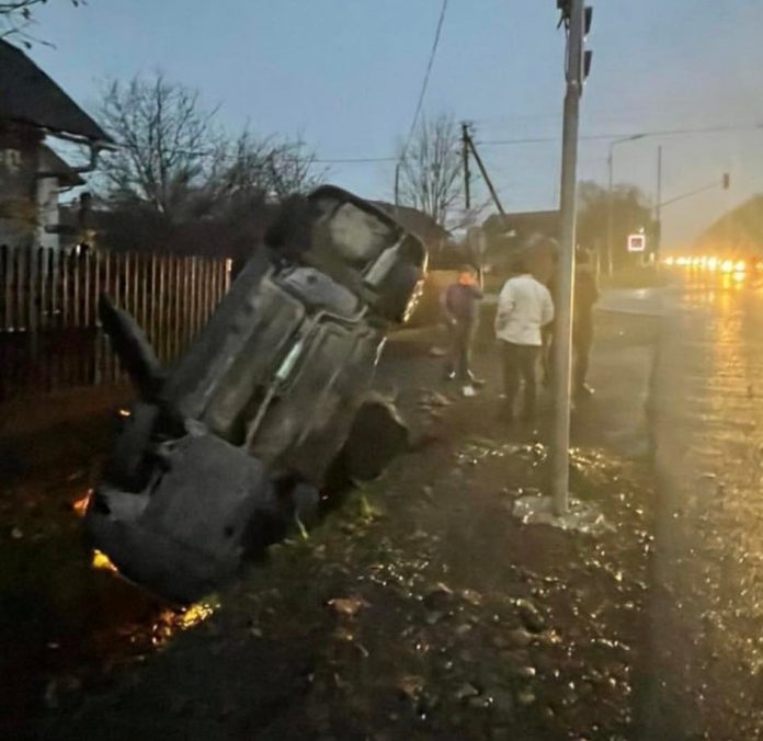 Поблизу Франківська легковик злетів у кювет