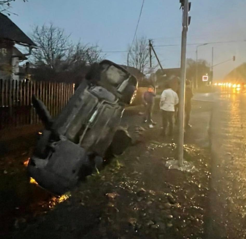 Поблизу Франківська автомобіль перекинувся на дах ФОТО, ВІДЕО