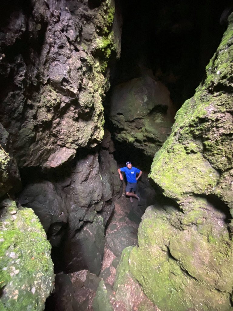 У Карпатах туристи натрапили на досі невідому печеру ФОТО
