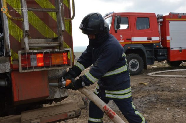 У Тлумачі на сміттєзвалищі й досі не можуть приборкати пожежу ФОТО