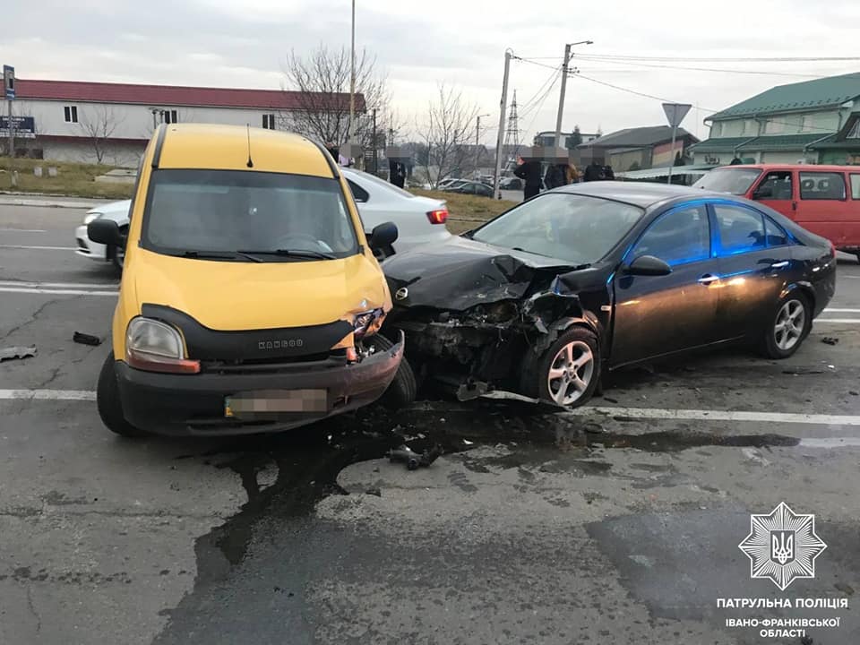 Недотримання ПДР: у Франківську трапилося ДТП за участі трьох автомобілів ФОТО