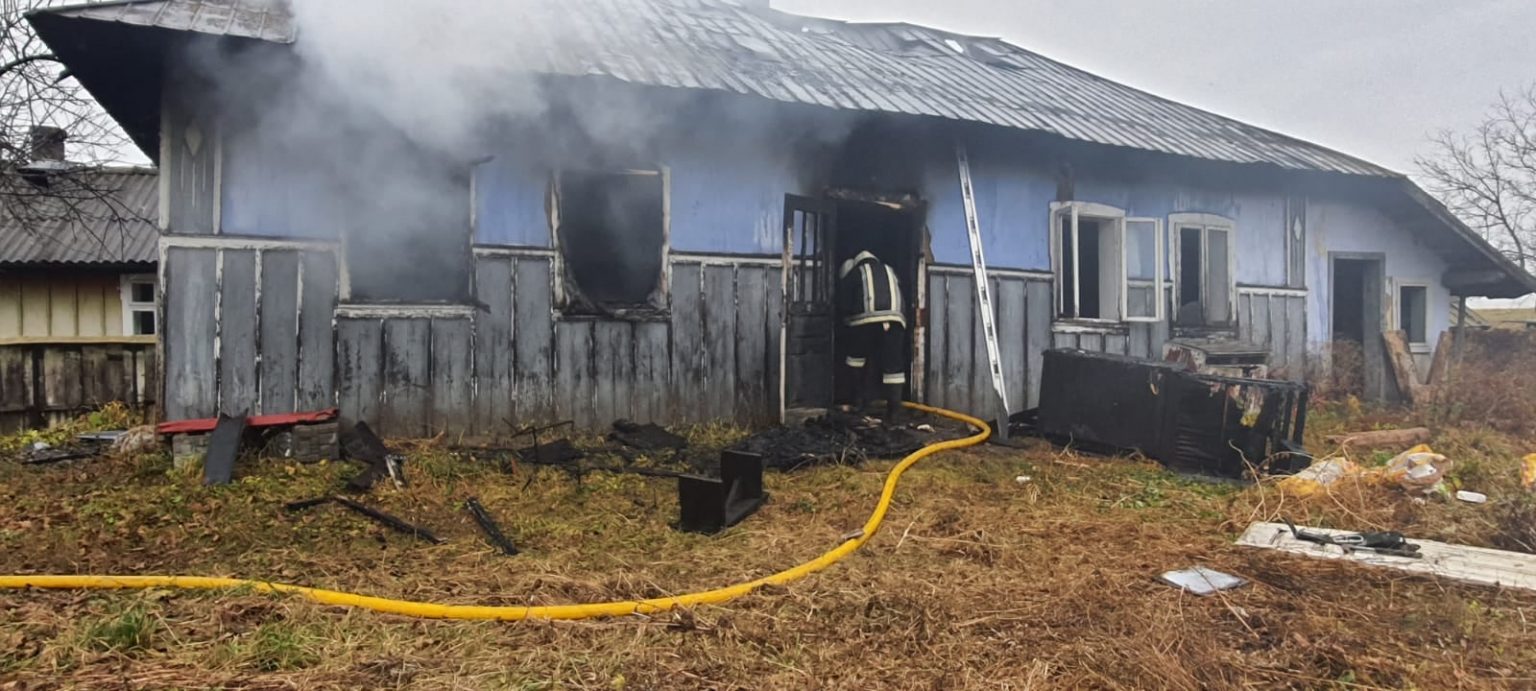 Вогнеборці оперативно ліквідували пожежу будинку на Франківщині ФОТО