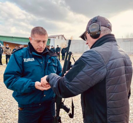 Поліцейські Франківщини вдосконалювали навички поводження зі зброєю ФОТО