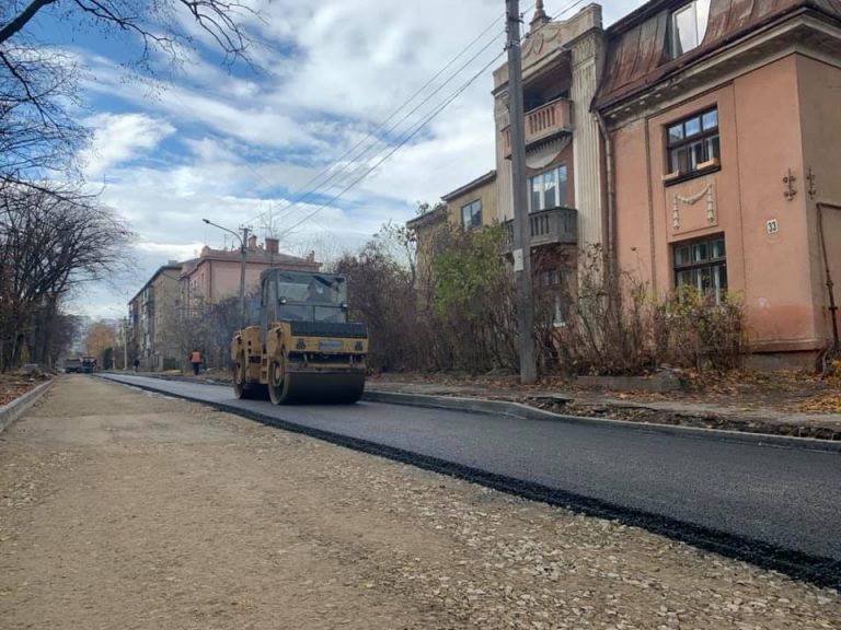 Комунальники асфальтують вулицю Національної Гвардії ФОТО