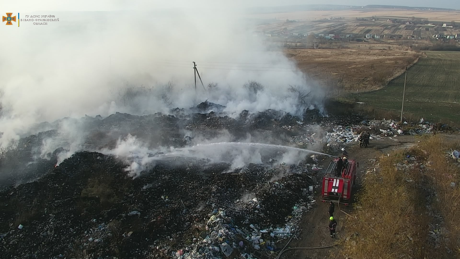 У Тлумачі третій день триває ліквідація пожежі на сміттєзвалищі ФОТО