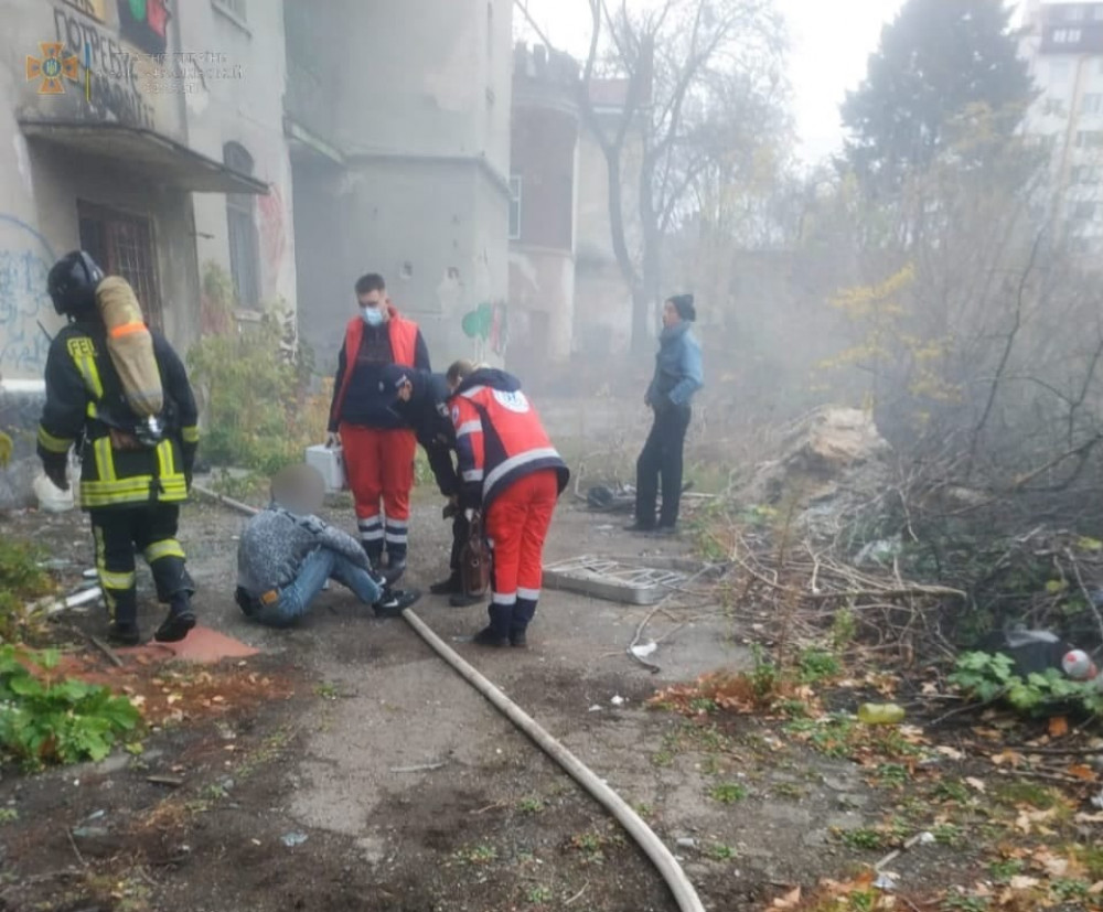 У Франківську з палаючого будинку врятували людину