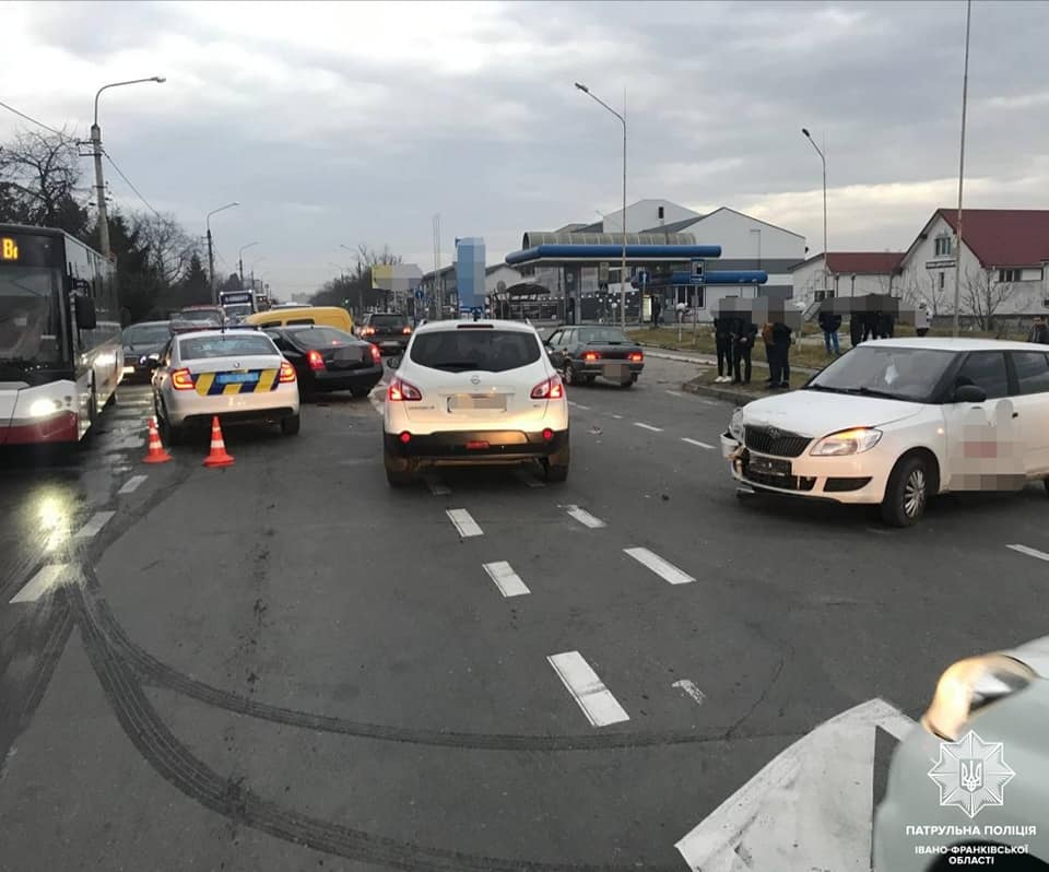 Недотримання ПДР: у Франківську трапилося ДТП за участі трьох автомобілів ФОТО