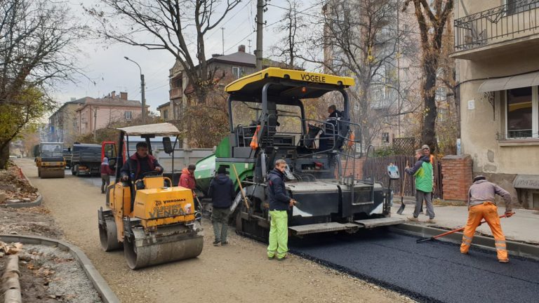 Дорожники асфальтують вулицю Нацгвардії у Франківську ФОТО та ВІДЕО