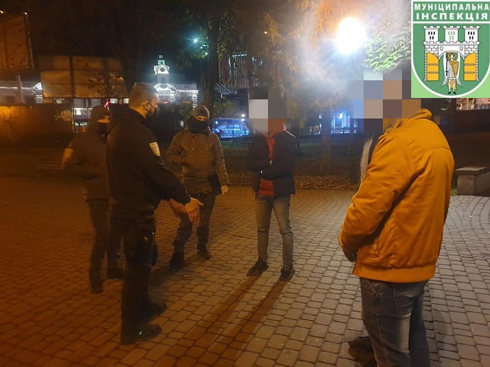 Франківські муніципали затримали галасливу компанію п'яних студентів-іноземців - в одного з порушників виявили наркотики ФОТО