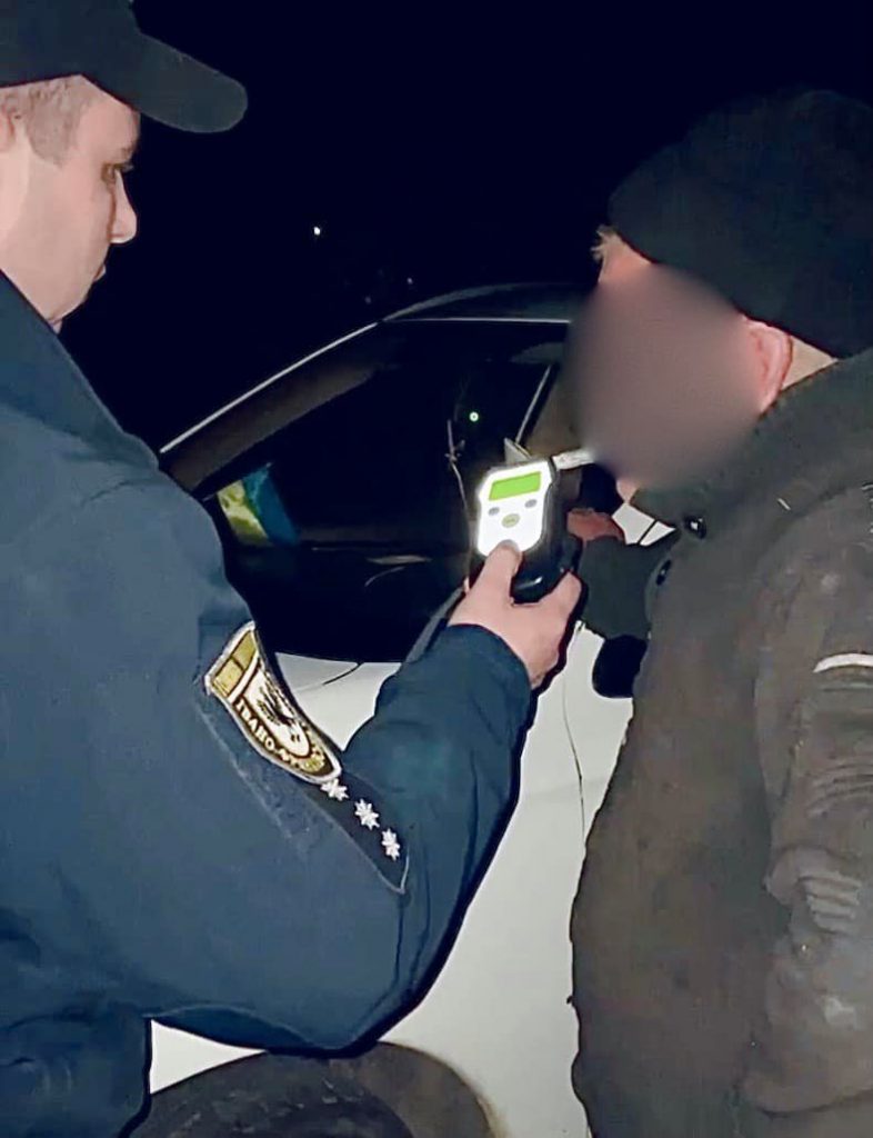 На Прикарпатті п’яний водій за тисячу гривень намагався відкупитися від поліції ФОТО