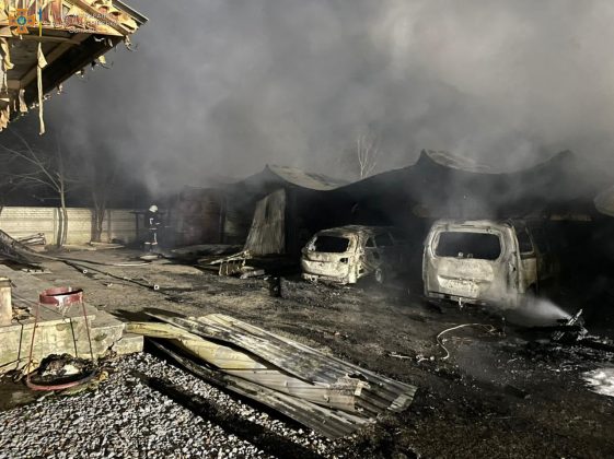 З’явилися фото з місця нічної масштабної пожежі в Калуші, внаслідок якої згоріли кілька легковиків ФОТО, ВІДЕО