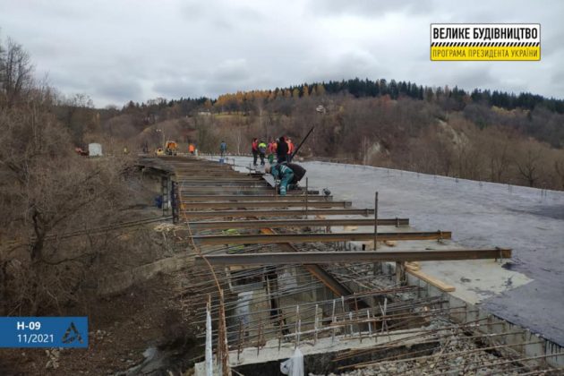 У Делятині забетонували проїзну частину мосту ФОТО