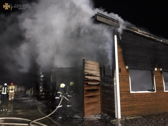 З’явилися фото з місця нічної масштабної пожежі в Калуші, внаслідок якої згоріли кілька легковиків ФОТО, ВІДЕО