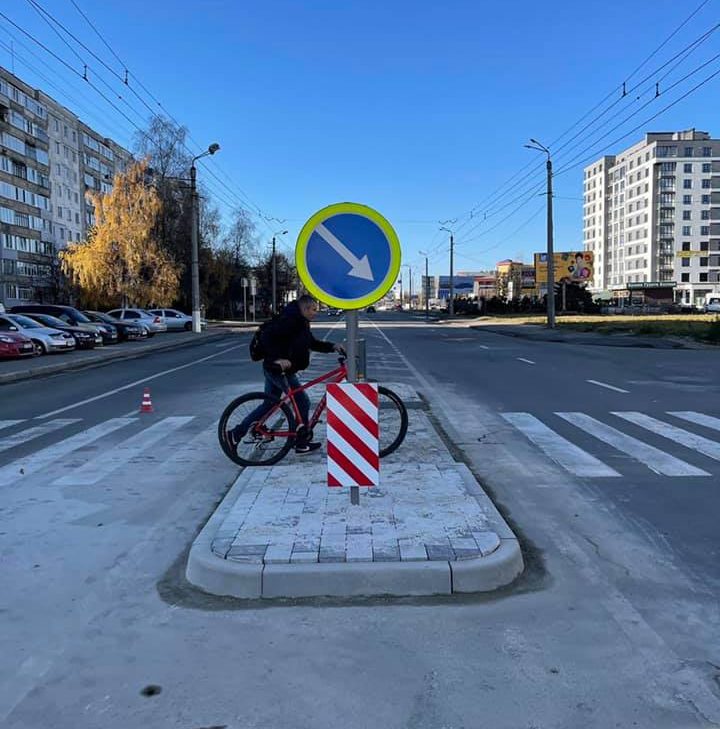 На вулиці Івасюка встановили острівець безпеки ФОТО