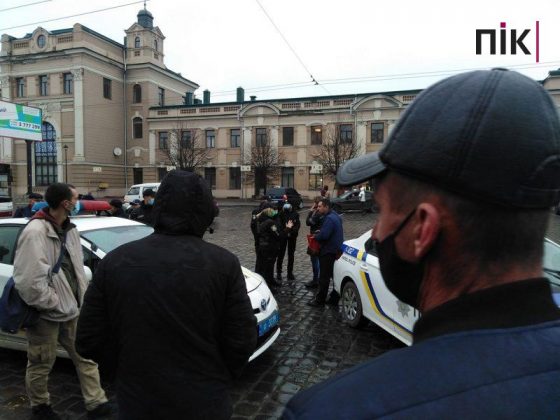 У Франківську кілька екіпажів поліції “розбиралися” з водієм-порушником карантину ФОТО
