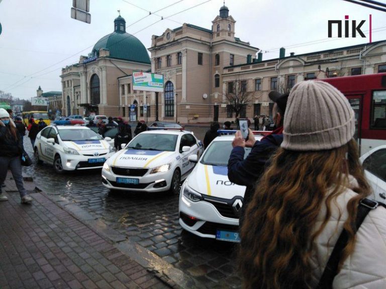 У Франківську кілька екіпажів поліції “розбиралися” з водієм-порушником карантину ФОТО