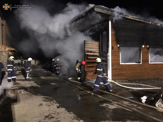 З’явилися фото з місця нічної масштабної пожежі в Калуші, внаслідок якої згоріли кілька легковиків ФОТО, ВІДЕО