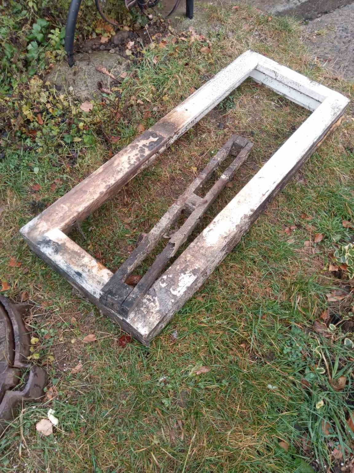 Курйозна знахідка: франківські комунальники виявили в каналізації віконну раму ФОТОФАКТ