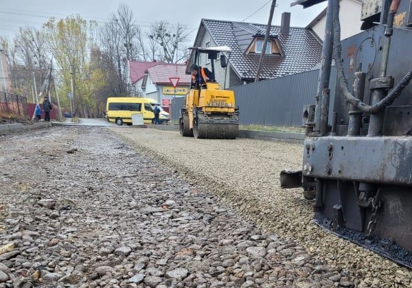 На одній із вулиць Франківська стелять асфальт ФОТО