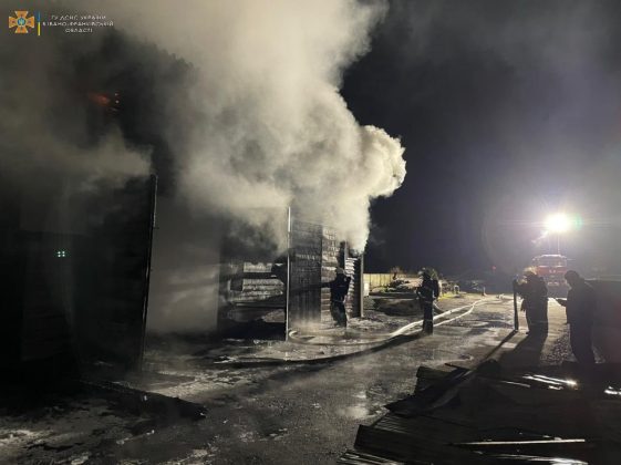 З’явилися фото з місця нічної масштабної пожежі в Калуші, внаслідок якої згоріли кілька легковиків ФОТО, ВІДЕО