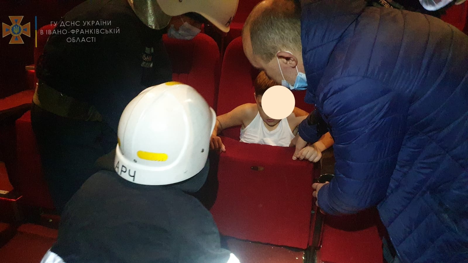 У франківському кінотеатрі дитину затиснуло в кріслі ФОТО