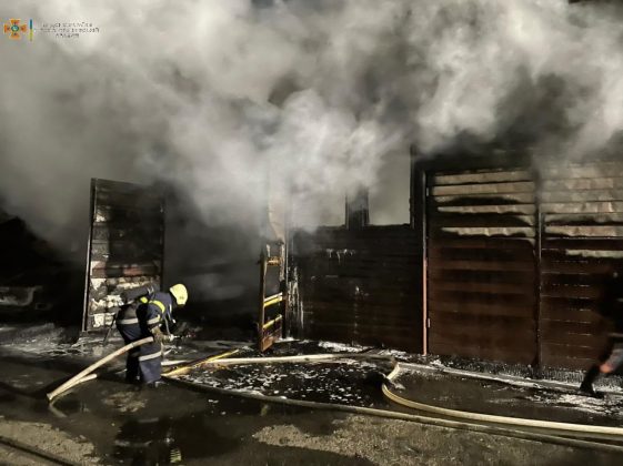 З’явилися фото з місця нічної масштабної пожежі в Калуші, внаслідок якої згоріли кілька легковиків ФОТО, ВІДЕО