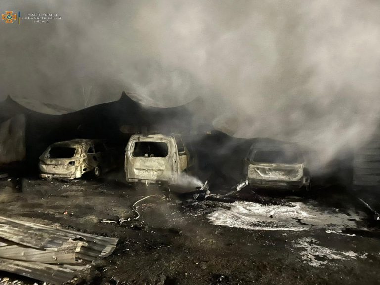 З’явилися фото з місця нічної масштабної пожежі в Калуші, внаслідок якої згоріли кілька легковиків ФОТО