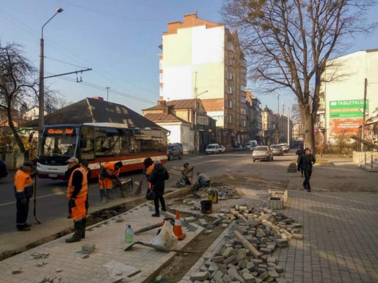 У Франківську на Гаркуші облаштували нові місця для паркування ФОТО