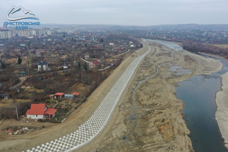 У Вовчинцях триває будівництво водозахисної дамби ФОТО