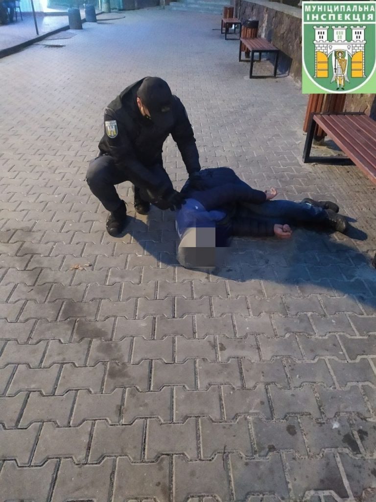 У Франківську муніципали тривалий час намагались привести до тями двох п'янющих чоловіків ФОТО