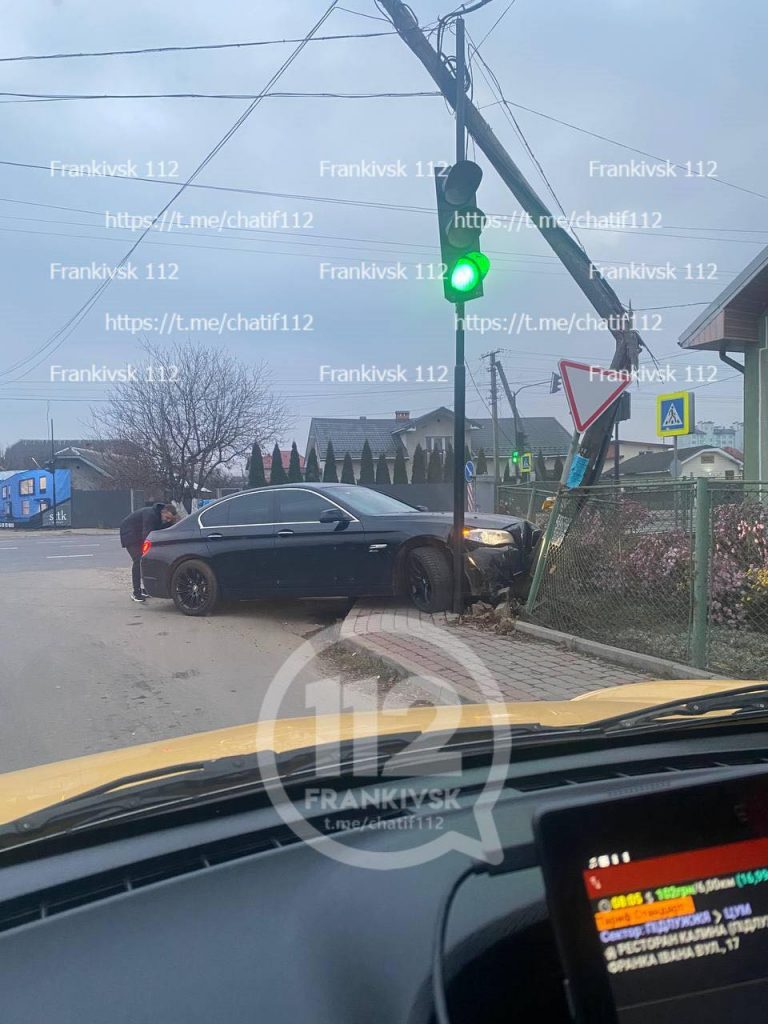 Поблизу Франківська водій "БМВ" влетів у стовп ФОТОФАКТ
