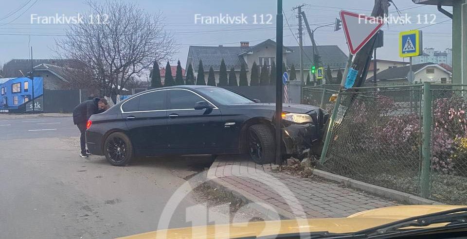 Поблизу Франківська водій "БМВ" влетів у стовп ФОТОФАКТ