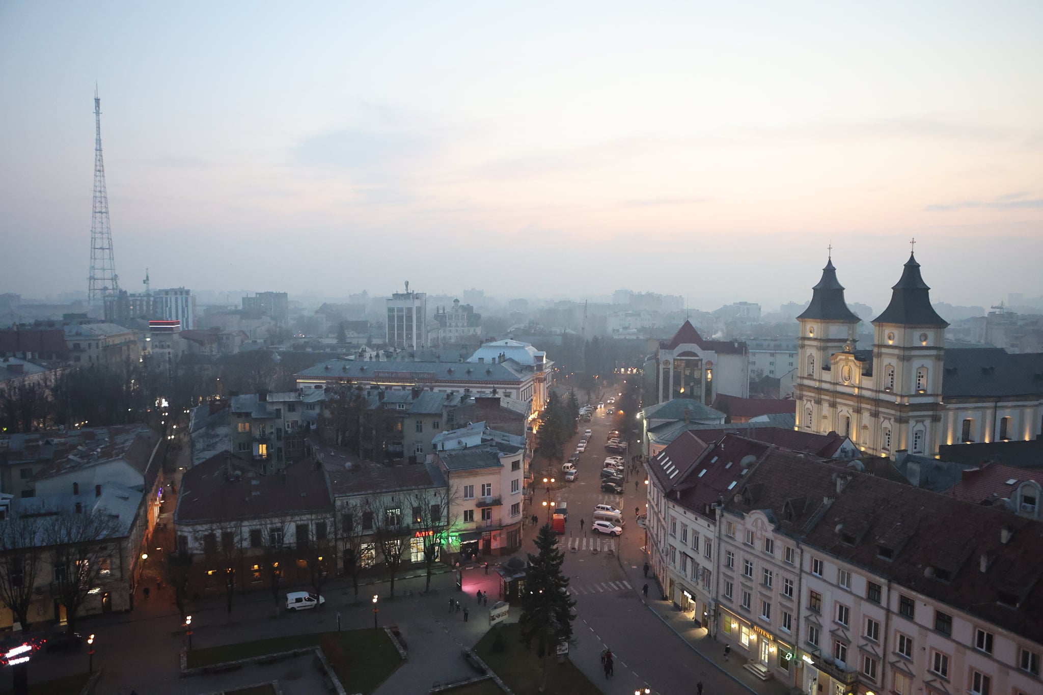 Як виглядає Івано-Франківськ у передвечірніх сутінках із висоти міської ратуші