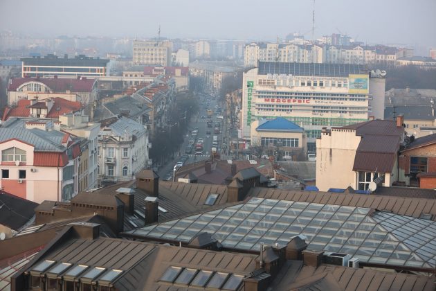 Як виглядає Івано-Франківськ у передвечірніх сутінках із висоти міської ратуші ФОТОРЕПОРТАЖ