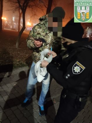 У Франківську п'яні неадеквати кидались на інспекторів та медиків, погрожуючи їм розправою ФОТО
