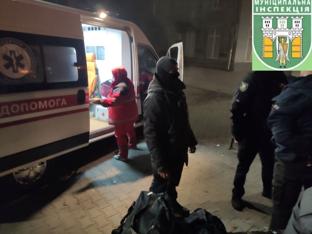 У Франківську п'яні неадеквати кидались на інспекторів та медиків, погрожуючи їм розправою ФОТО