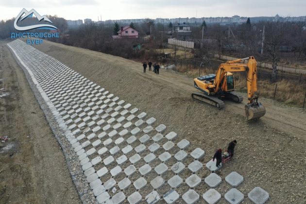 У Вовчинцях триває будівництво водозахисної дамби ФОТО