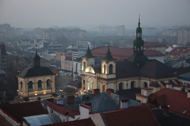 Як виглядає Івано-Франківськ у передвечірніх сутінках із висоти міської ратуші ФОТОРЕПОРТАЖ
