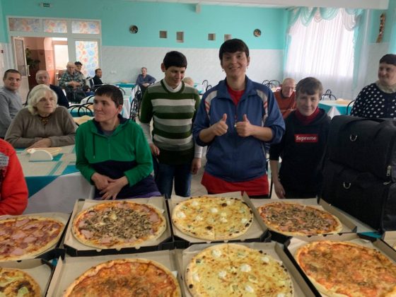 Підопічні Івано-Франківського геріатричного пансіонату смакували піцу від Veterano Pizza ФОТО